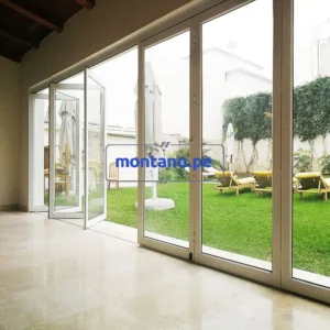 Mampara plegable de vidrio instalada en terraza
